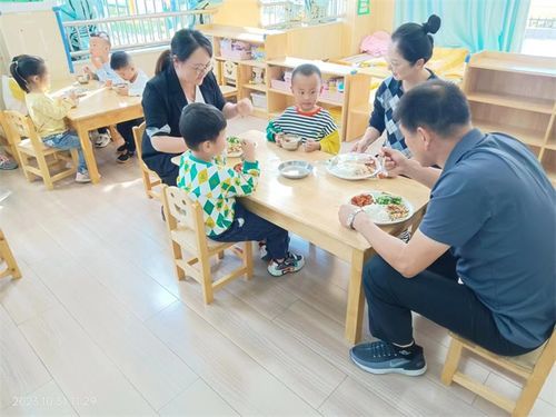 六安市三里桥小学校长走进光明路幼儿园开展食品安全检查工作