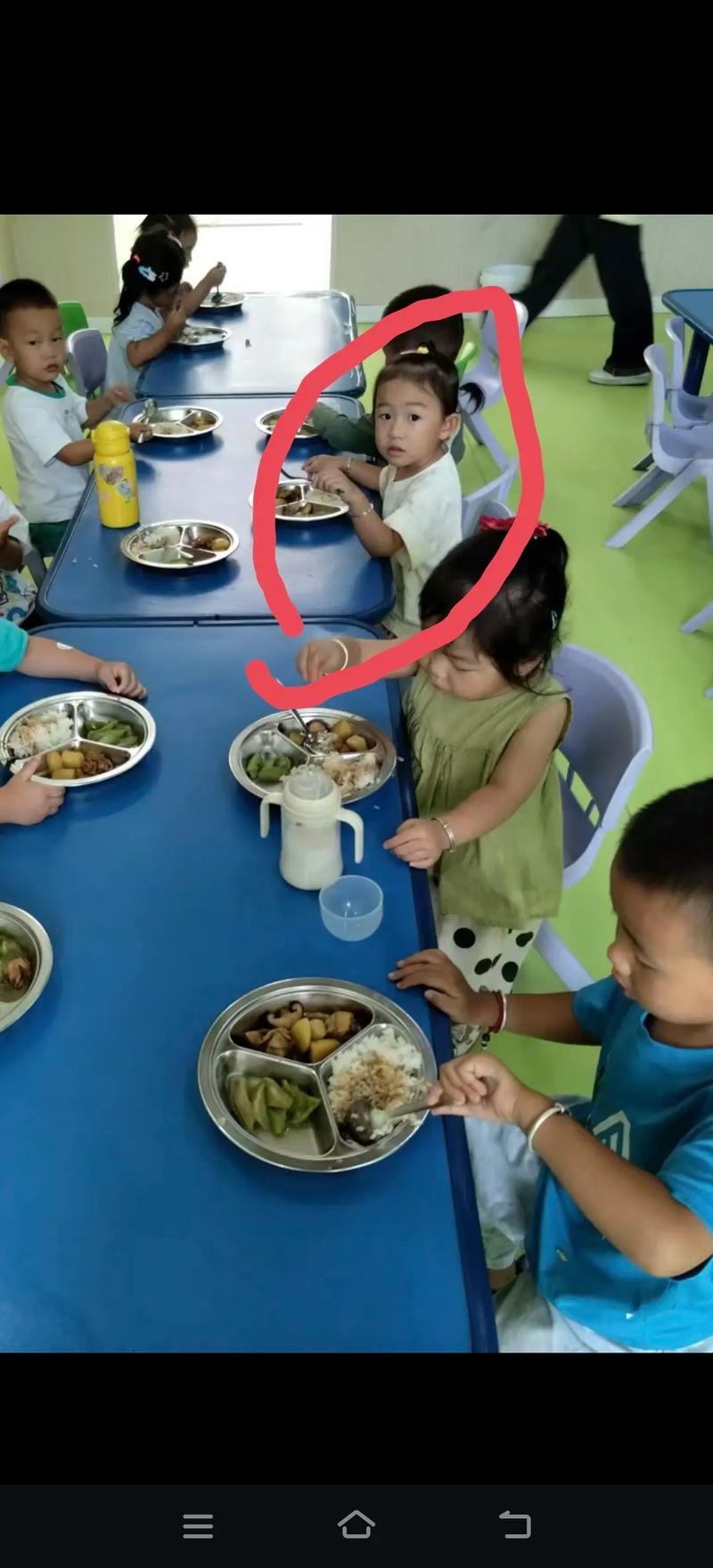 #记录幼儿园的点点滴滴 幼儿园的生活她在慢慢适应